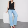 Αμάνικο τοπ με V-neck και πεπλούμ