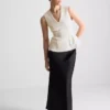 Αμάνικο τοπ με V-neck και πεπλούμ