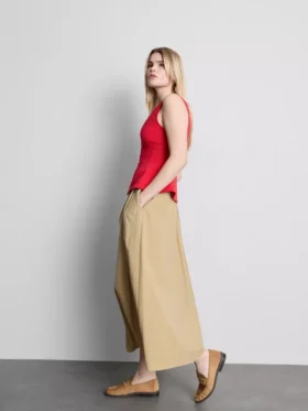 Αμάνικο τοπ με V-neck και πεπλούμ