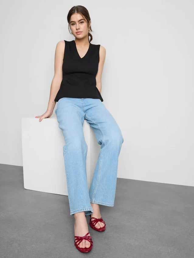 Αμάνικο τοπ με V-neck και πεπλούμ