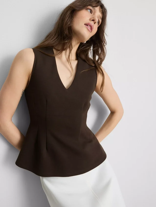 Αμάνικο τοπ με V-neck και πεπλούμ