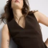 Αμάνικο τοπ με V-neck και πεπλούμ