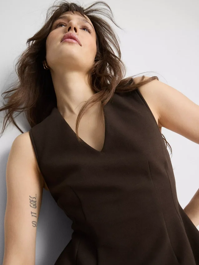Αμάνικο τοπ με V-neck και πεπλούμ