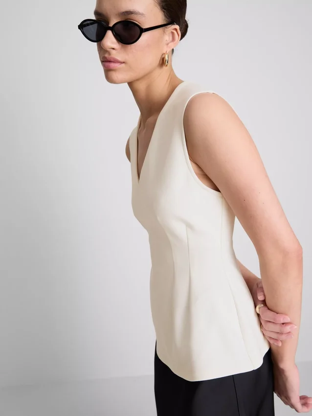 Αμάνικο τοπ με V-neck και πεπλούμ