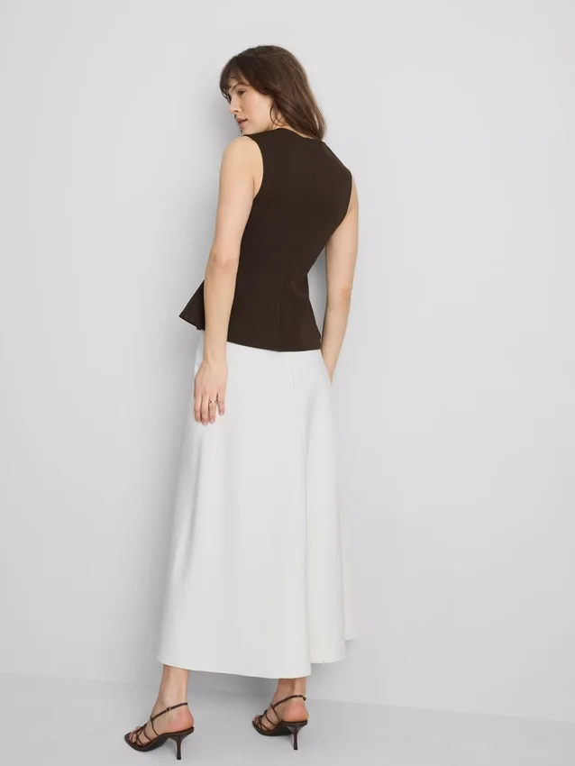 Αμάνικο τοπ με V-neck και πεπλούμ
