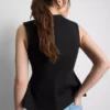 Αμάνικο τοπ με V-neck και πεπλούμ