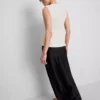 Αμάνικο τοπ με V-neck και πεπλούμ
