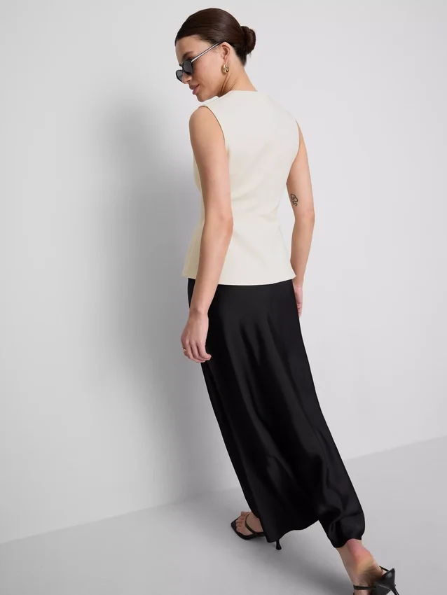 Αμάνικο τοπ με V-neck και πεπλούμ