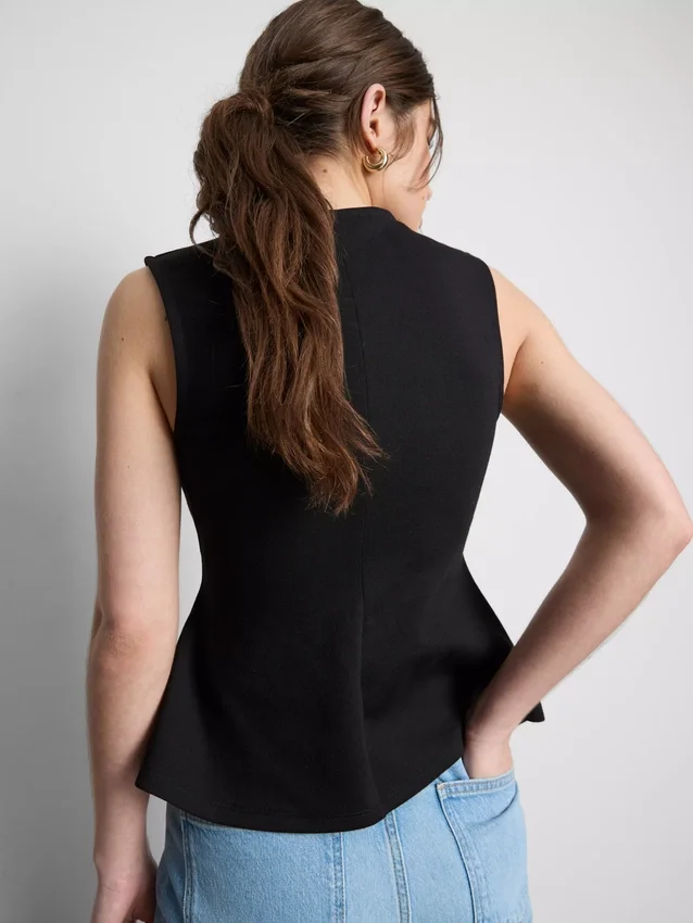 Αμάνικο τοπ με V-neck και πεπλούμ