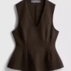Αμάνικο τοπ με V-neck και πεπλούμ
