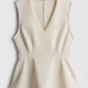 Αμάνικο τοπ με V-neck και πεπλούμ