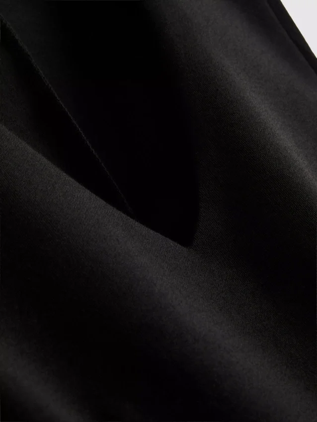 Αμάνικο τοπ με V-neck και πεπλούμ