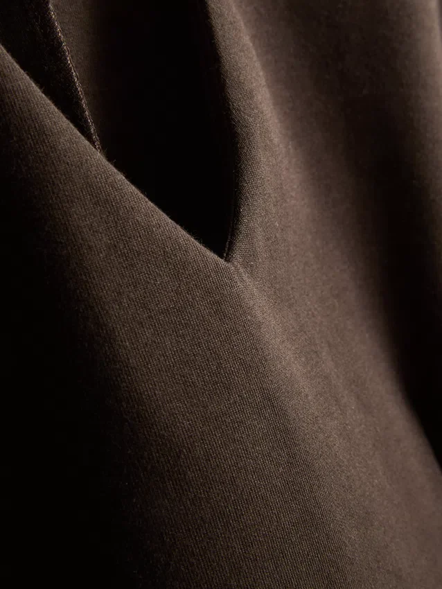 Αμάνικο τοπ με V-neck και πεπλούμ