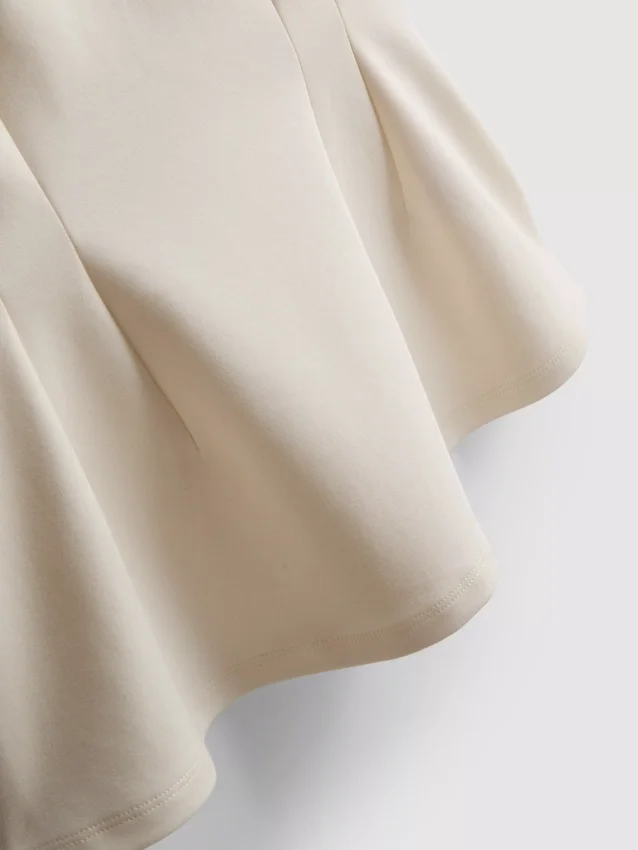 Αμάνικο τοπ με V-neck και πεπλούμ