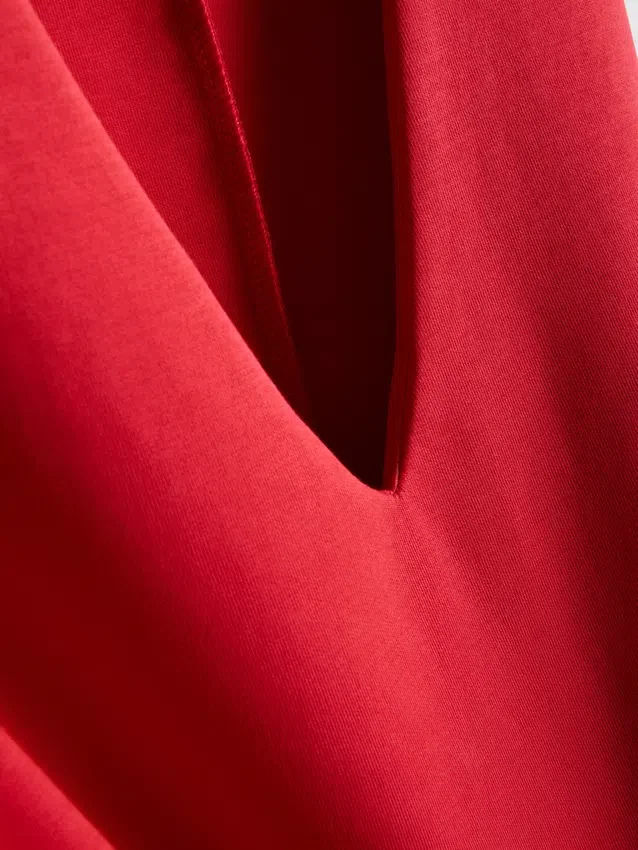 Αμάνικο τοπ με V-neck και πεπλούμ