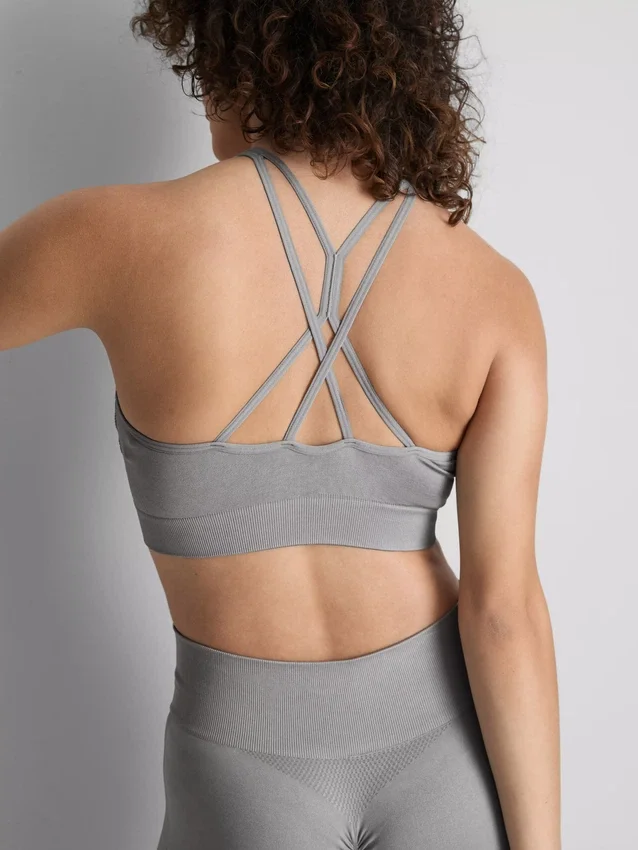 Απρόσφρακτο, γυαλιστερό αθλητικό crop top