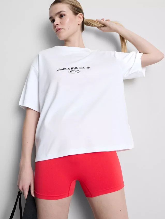 Χαλαρό βαμβακερό T-shirt με γραφικά