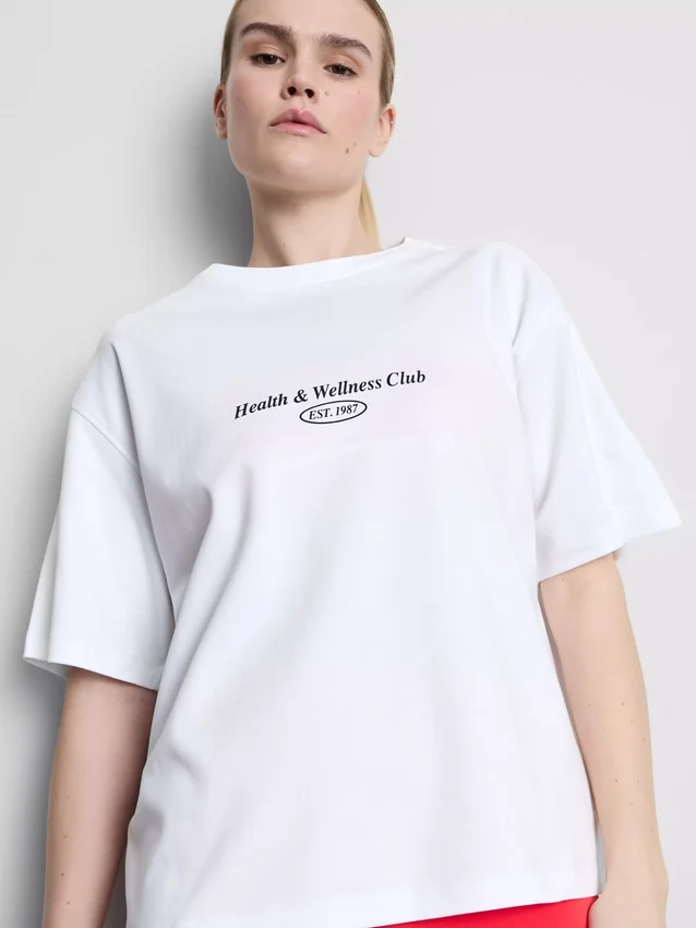 Χαλαρό βαμβακερό T-shirt με γραφικά