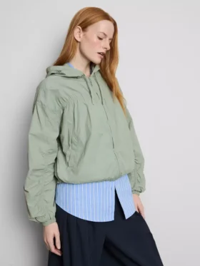 Ελαφρύ μπουφάν με πτυχώσεις