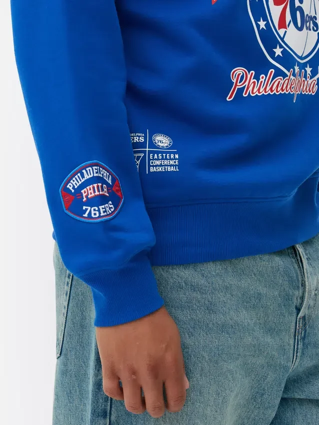 Φούτερ με γραφικό σχέδιο των Philadelphia 76ers της NBA