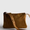 Η τσάντα crossbody από σουέτ με αναδιπλούμενο πώμα της σειράς «The Edit»