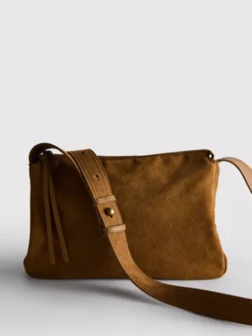 Η τσάντα crossbody από σουέτ με αναδιπλούμενο πώμα της σειράς «The Edit»
