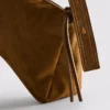 Η τσάντα crossbody από σουέτ με αναδιπλούμενο πώμα της σειράς «The Edit»