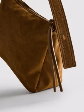 Η τσάντα crossbody από σουέτ με αναδιπλούμενο πώμα της σειράς «The Edit»