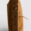 Η τσάντα crossbody από σουέτ με αναδιπλούμενο πώμα της σειράς «The Edit»