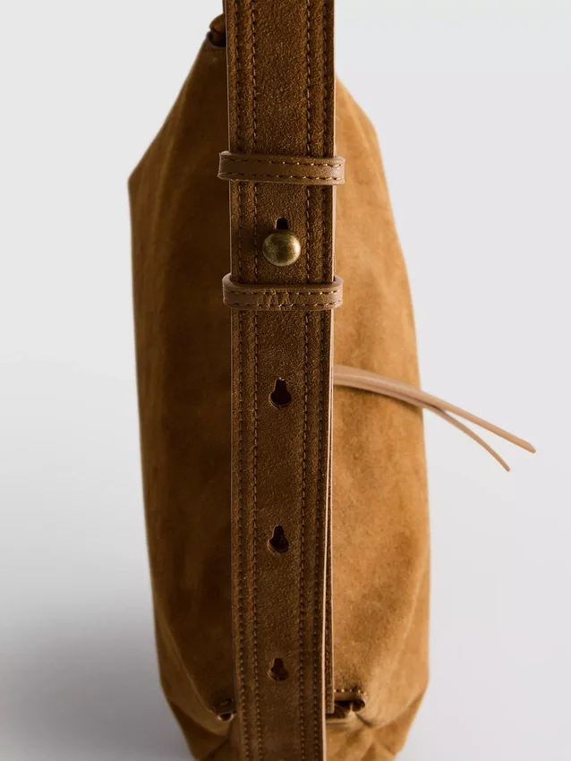 Η τσάντα crossbody από σουέτ με αναδιπλούμενο πώμα της σειράς «The Edit»