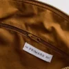 Η τσάντα crossbody από σουέτ με αναδιπλούμενο πώμα της σειράς «The Edit»