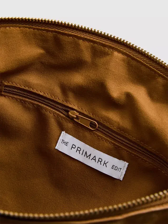 Η τσάντα crossbody από σουέτ με αναδιπλούμενο πώμα της σειράς «The Edit»