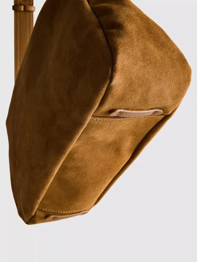 Η τσάντα crossbody από σουέτ με αναδιπλούμενο πώμα της σειράς «The Edit»