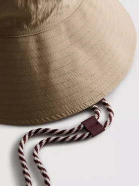 Καπέλο τύπου «bucket» με λουράκι στο πηγούνι