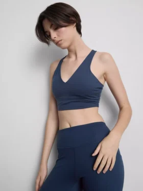 Κοντό αθλητικό τοπ με V-neck