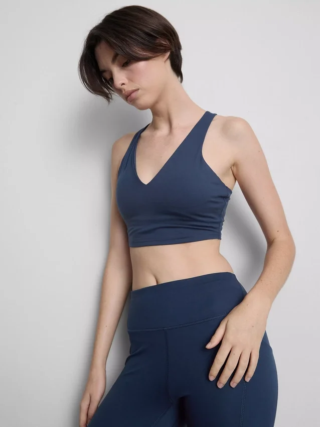 Κοντό αθλητικό τοπ με V-neck
