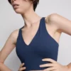 Κοντό αθλητικό τοπ με V-neck