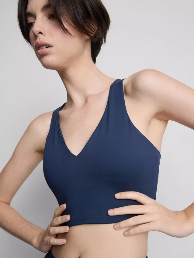Κοντό αθλητικό τοπ με V-neck