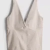 Κοντό μπλουζάκι χωρίς ραφές με V-neck