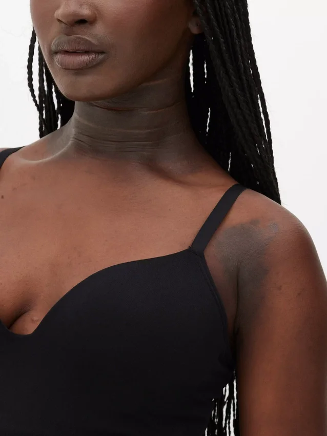 Κορμάκι στρινγκ με κοίλο σχήμα