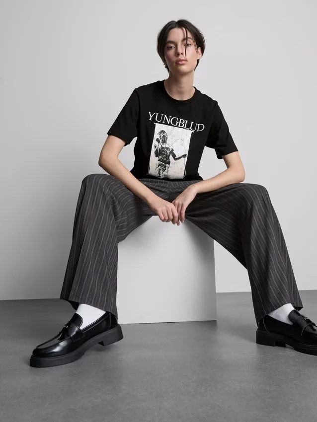 Μπλούζα Yungblud με σορτς και γραφικά
