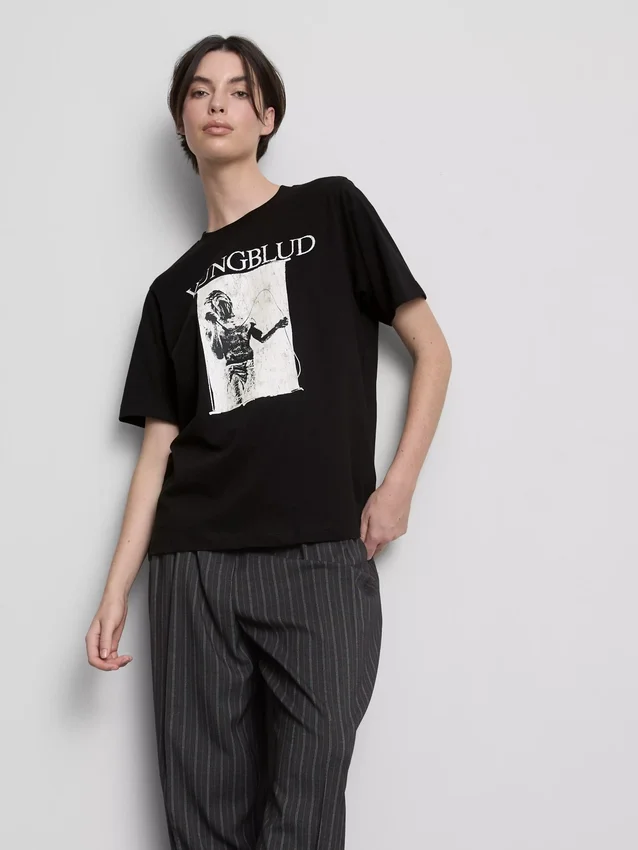 Μπλούζα Yungblud με σορτς και γραφικά