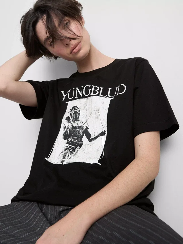 Μπλούζα Yungblud με σορτς και γραφικά