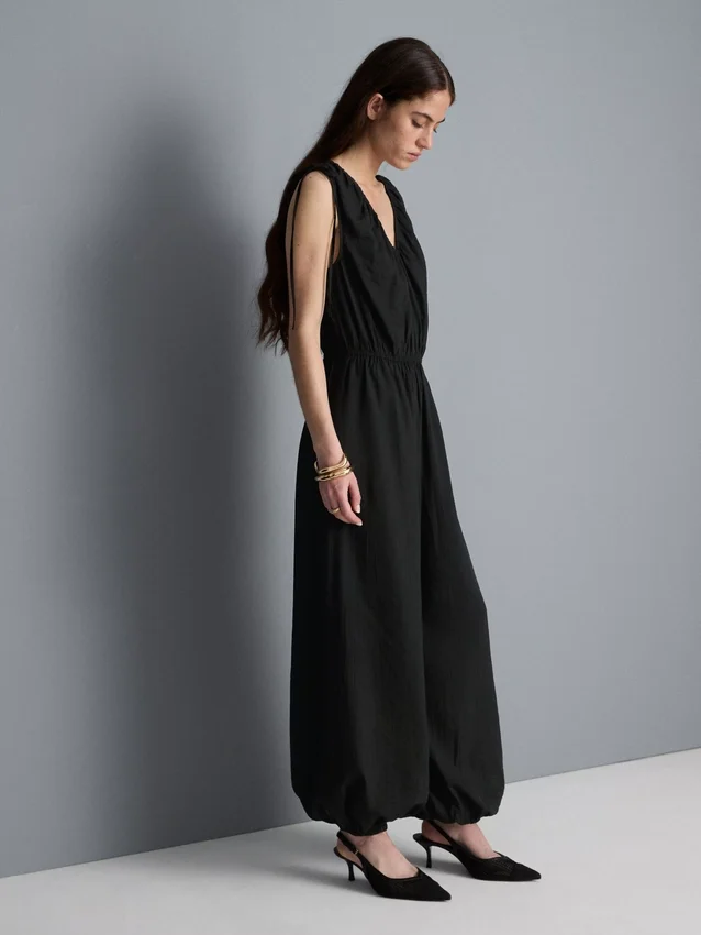 Ολόσωμη φόρμα με V-neck και φαρδιά πόδια