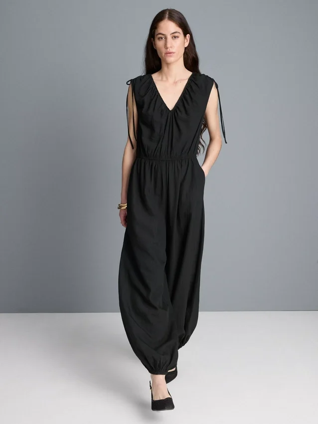 Ολόσωμη φόρμα με V-neck και φαρδιά πόδια