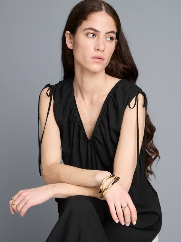 Ολόσωμη φόρμα με V-neck και φαρδιά πόδια