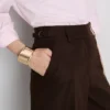 Παντελόνι με φαρδύ πόδι, πιέτες και λεπτομέρεια ζώνης