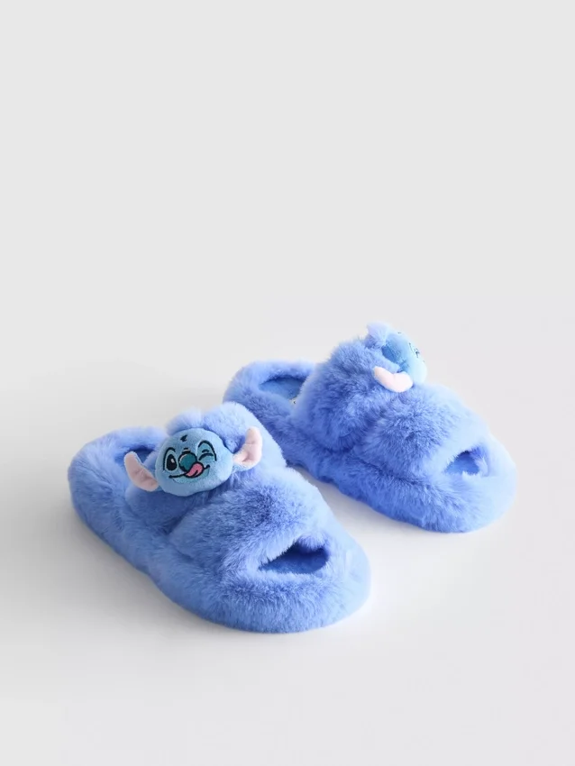 Παντόφλες της Disney με το Stitch, αφράτες και με διπλό λουράκι