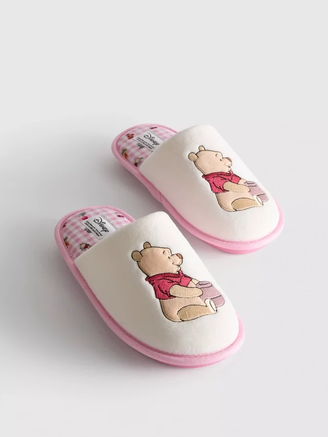 Παντόφλες τύπου μούλα με τον Winnie the Pooh της Disney