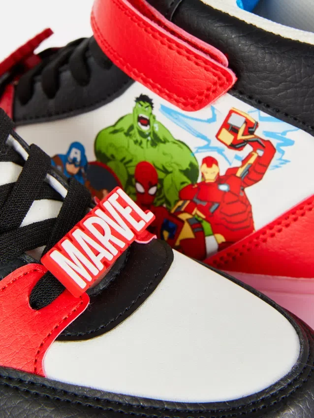 Παπούτσια Marvel με φωτιζόμενο σχεδιασμό και ψηλό στέλεχος
